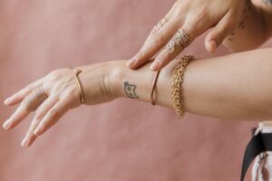 Comment porter un bracelet manchette doré pour un style élégant et tendance